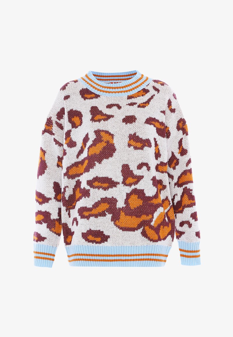 Gebreide trui met een witte basis, voorzien van een bruin en oranje luipaardprint. Blauwe en oranje gestreepte ribbelfouds en halslijn.