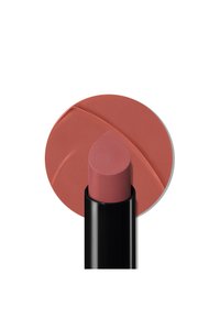 Un lápiz labial en un tubo negro con punta redondeada, que presenta un color rosa suave y un ligero brillo. Acompañado de un muestra circular de color a juego.