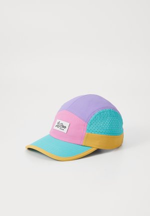 Casquette multicolore avec des panneaux violets, roses, turquoise et jaunes, dotée d'une texture perforée et d'une étiquette de marque visible.