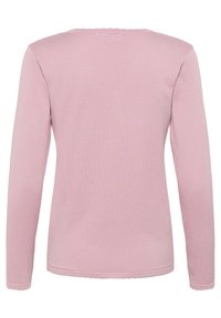 Lange mouwen, lichtroze top gemaakt van een ribgebreid materiaal, met een golvende halslijn en een gladde textuur zonder patronen of versieringen.