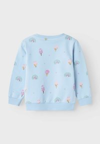 Felpa blu chiaro con un motivo ripetuto di coni gelato, arcobaleni e cuori. Realizzata in un morbido materiale testurizzato con polsini a costine.