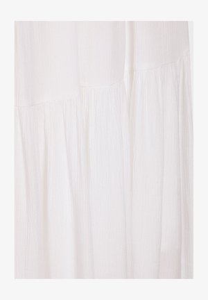 Vestito bianco in tessuto con una superficie testurizzata, morbide pieghe e elementi di design non strutturati, creando una silhouette fluida.
