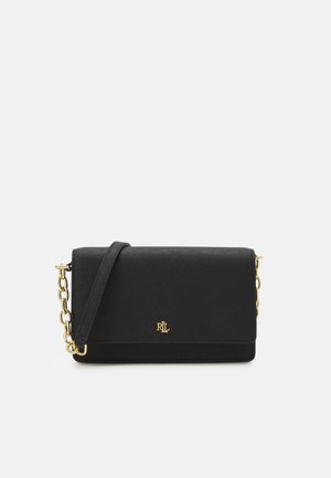 Sac bandoulière en cuir noir avec bandoulière chaîne dorée et petit logo RLL doré sur le rabat avant sur fond blanc.