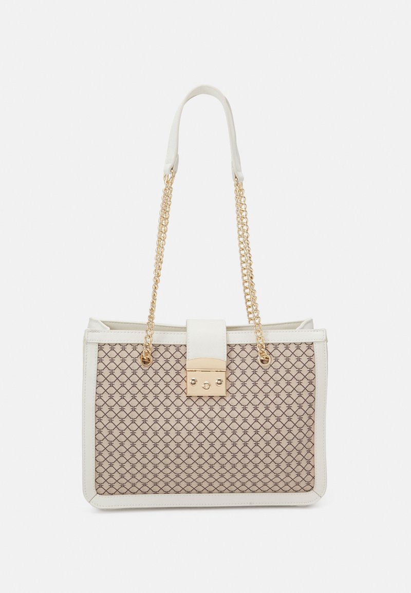 Sac fourre-tout beige à motif avec des accents en cuir blanc, des poignées en chaîne dorée et un fermoir doré poli. Forme rectangulaire plate avec un design structuré.