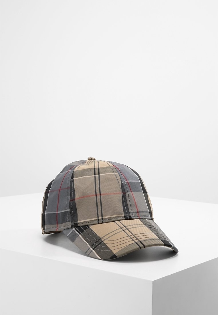 Casquette de baseball à motif à carreaux beige, gris, noir et rouge posée sur une surface blanche sur fond uni.