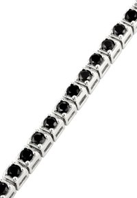 Silverarmband med svarta runda stenar inlagda i fyrkantiga inställningar, med en slät metallfinish och tydlig detaljering runt varje sten.