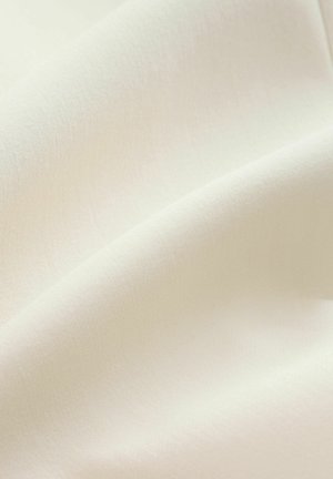 Glattes, cremefarbenes Stofffalten mit einer weichen, feinen Textur und dezenten Lichtschatten, die sanfte Kurven betonen.