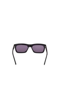 Gafas de sol con un elegante marco de plástico negro, lentes de tono púrpura claro, forma rectangular y varillas delgadas con acentos metálicos.