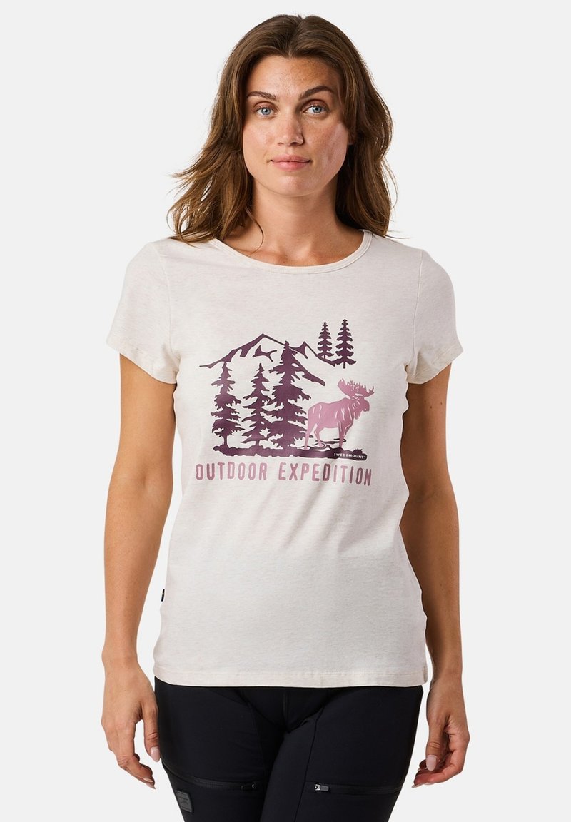 Lichtcreme t-shirt gemaakt van zachte stof met een silhouetafbeelding van bergen, bomen en een eland, met de tekst "BUITENAVONTUUR".