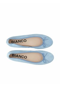 Svetlomodré semišové baleríny s okrúhlou špičkou, tenkou mašľou a vnútornou etikou s nápisom "BIANCO." Hladká textúra a klasický dizajn.