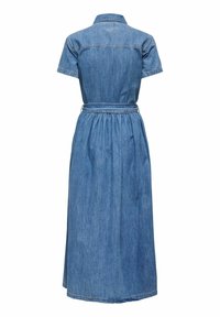 Vue de dos d'une robe midi en denim bleu avec manches courtes, col, taille cintrée avec ceinture et jupe froncée.