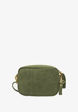 Sac bandoulière en suede vert de forme rectangulaire, avec des accents dorés et un détail de frange sur le côté. Texture lisse et design minimaliste.