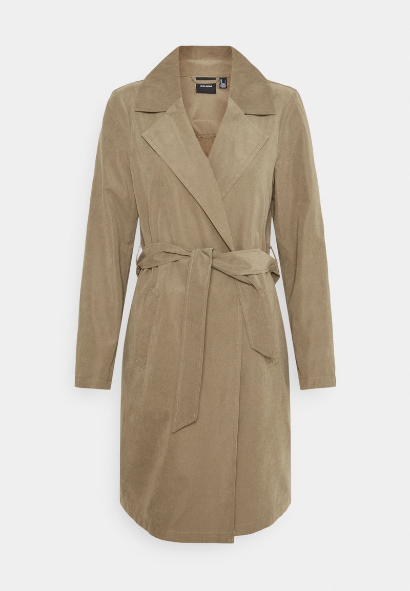 Trench-coat marron clair longueur genoux avec larges revers, manches longues, poches latérales et ceinture à nouer à la taille, présenté sur fond blanc.