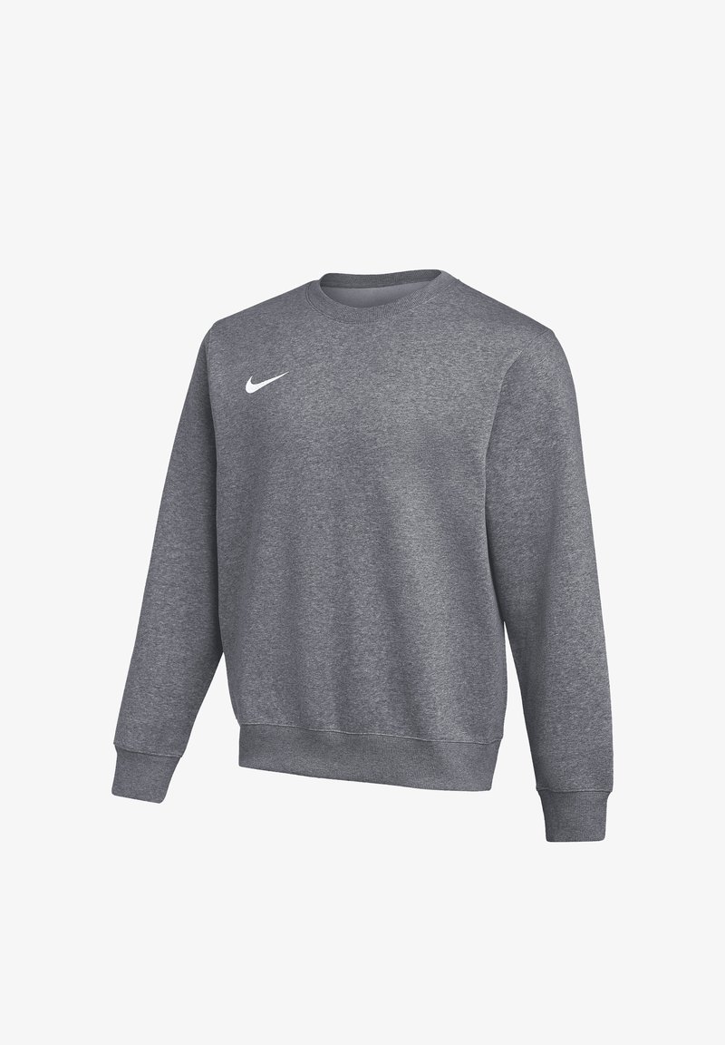 Szara bluza crewneck z długimi rękawami i białym logo Nike w kształcie znaku Swoosh na górnej lewej części klatki piersiowej.