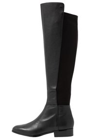 Botas de cuero y tejido negro hasta la rodilla con una textura suave, punta redondeada y tacón bajo tipo bloque. Tienen un diseño dividido en la pantorrilla.