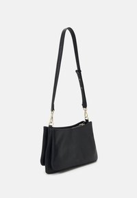 Borsa a spalla in pelle nera con tracolla regolabile e removibile, hardware color oro e chiusura con zip; presenta un design a doppio scomparto.