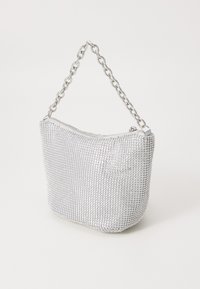 Stříbrná kabelka ze síťoviny s texturovaným povrchem, zapínáním na zip a kovovým řetízkovým popruhem. Kompaktní zaoblený tvar s minimálním zdobením.