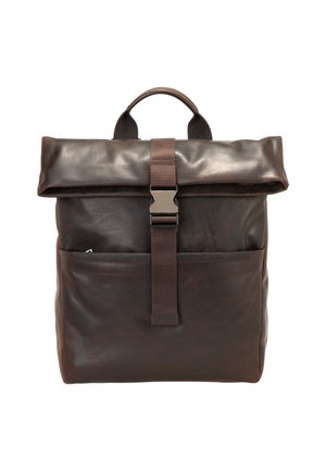 Zaino a roll-top in pelle marrone scuro con tasca frontale e chiusura centrale con fibbia, mostrato su sfondo bianco.