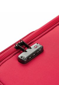 Maleta de tela roja con un candado combinado TSA negro de tres diales, situado en la cremallera para mayor seguridad y acceso.