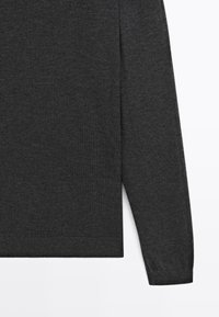 Dunkelgrauer Langarmpullover aus weichem Strickmaterial, mit gerippten Bündchen und Saum, im schlichten, geraden Schnitt.