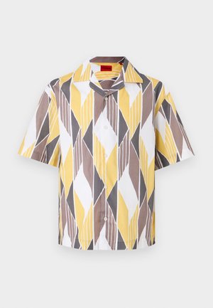 Κοντομάνικο πουκάμισο με κουμπιά και μυτερό γιακά, με γεωμετρικό σχέδιο σε κίτρινες, καφέ, γκρι και λευκές αποχρώσεις.