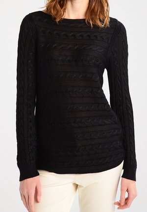 Sort strikket pullover med et struktureret mønster, hvor der er hævede vandrette striber og kabelstrik-detaljer; lange ærmer og en rund halsudskæring.