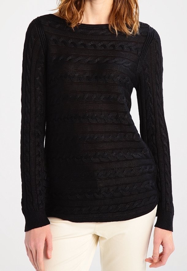 Svart stickad pullover med en texturerad mönster med upphöjda horisontella ränder och kabelstickade detaljer; långa ärmar och rund halsringning.