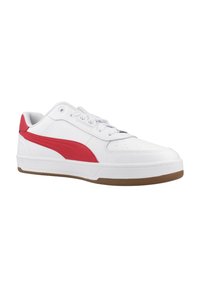 Zapatillas blancas con una franja lateral roja, con parte superior de cuero suave, punta redonda, suela de goma plana y diseño clásico de cordones.