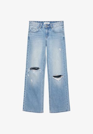 Svetlo modre denim hlače širokih nog z strganinami na obeh kolenih in majhnimi obrabljenimi madeži na stegnih.