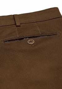 Pantalons texturés marron avec une poche arrière à fermeture éclair dissimulée, agrémentés d'un bouton en métal rond.