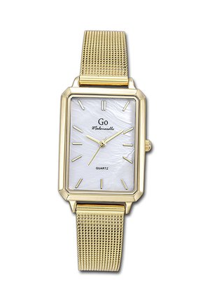 Montre-bracelet rectangulaire en or avec cadran blanc texturé, marqueurs d'heure en or, bracelet en maille et inscription "Go Mademoiselle Quartz" sur le cadran.