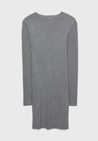 Szara dzianinowa sukienka z prążkami, z długimi rękawami i okrągłym dekoltem, charakteryzująca się średniej długości dołem i teksturowanym materiałem. Brak widocznych zapięć.