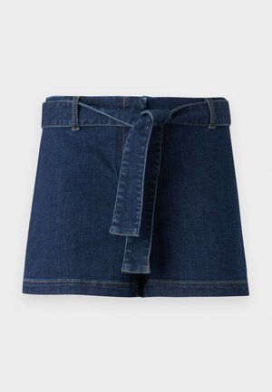 Dunkelblaue Jeans-Shorts mit einem breiten Bund und einem Stoffgürtel. Glatte Textur mit sichtbaren Nähten am Saum.