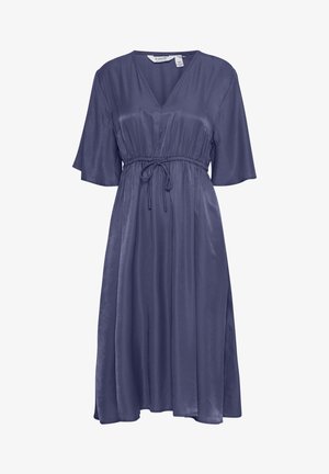 Kevyt, tummansininen mekko, jossa on V-pääntie, lyhyet hihat ja elastinen vyötärö, joka on sidottu narulla. Suloinen, satiinimainen tekstuuri.