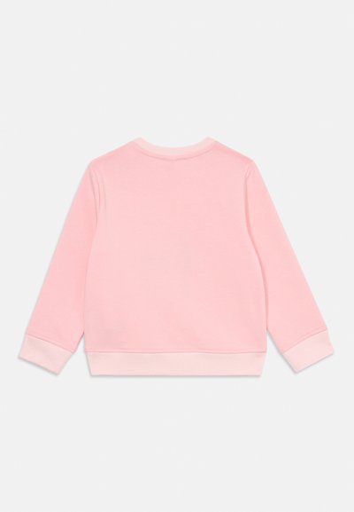 Sudadera rosa claro de manga larga, con puños acanalados y cuello redondeado. Textura suave y color uniforme sin patrones ni acentos.