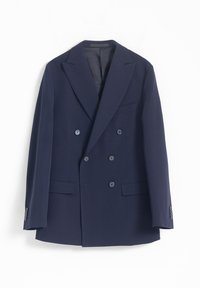 Blazer azul marino de corte cruzado, hecho de un tejido suave. Presenta solapas con muesca, seis botones, dos bolsillos frontales y un sutil brillo.