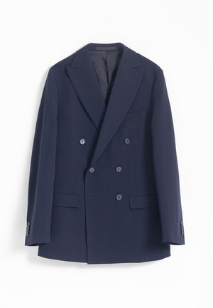 Blazer azul marino de corte cruzado, hecho de un tejido suave. Presenta solapas con muesca, seis botones, dos bolsillos frontales y un sutil brillo.