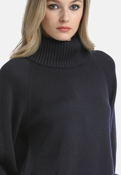 Pulover de culoare bleumarin închis, cu guler înalt și material texturat. Prezintă o croială relaxată și mâneci raglan, potrivit pentru ținute casual.