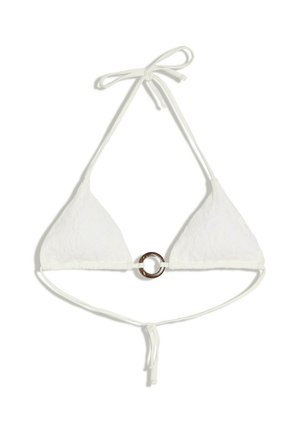 Witte kanten driehoekige bikinitop met dunne nek- en rugstrikjes en een ronde bruine decoratieve ring middenvoor.