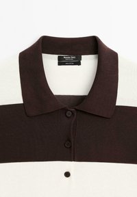 Polo shirt in brown and white stripes, made of 100% cotton, featuring a ribbed collar, three-button placket, and smooth texture.