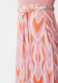 Röcke mit Blumenmuster in Orange, Pink und Lavendel. Leichter Stoff mit einer gebundenen Taillenpartie und Falten-Design.