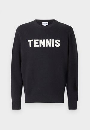 Μαύρο ριμπ πλεκτό πουλόβερ με μακριά μανίκια, με λευκό κείμενο "TENNIS" κεντραρισμένο στο στήθος και στρογγυλή λαιμόκοψη.