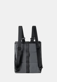Sac à dos noir en matériau texturé avec des sangles réglables et des détails cousus. Il comprend une ouverture latérale et une structure renforcée.