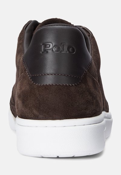 Καφέ σουέτ πάνινα παπούτσια με σκούρο δερμάτινο τακούνι, λευκή καουτσούκ σόλα και ανάγλυφο λογότυπο "Polo" στο πίσω μέρος.