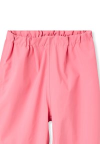 Różowe spodnie z elastycznym pasem wykonane z gładkiego, lekkiego materiału o prostym fasonie, idealne do noszenia na co dzień lub do aktywności.