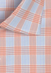 Korte mouw shirt met een lichtblauw en koraalkleurig ruitpatroon, met een zachte textuur en een standaard kraagontwerp.