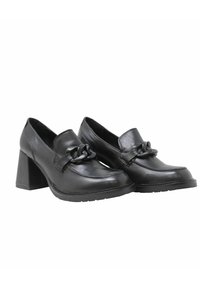 Scarpe in pelle nera con tacco spesso, caratterizzate da un accento a catena intrecciata sulla parte anteriore, texture liscia e design della punta tonda.