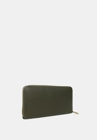 Portafoglio verde in pelle con zip, caratterizzato da una finitura testurizzata, una forma rettangolare slim e un dettaglio in zip dorata lungo il bordo.