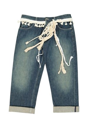 Jeans courts en denim bleu avec revers roulés et ceinture blanche décorative à pompons nouée à la taille.