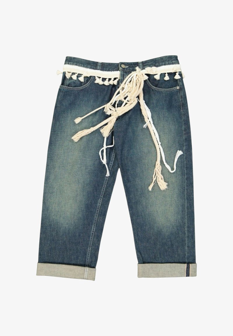 Jeans courts en denim bleu avec revers roulés et ceinture blanche décorative à pompons nouée à la taille.